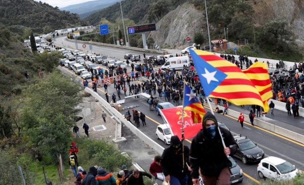 Каталунски сепаратисти блокираха магистрала към Франция (Снимки)