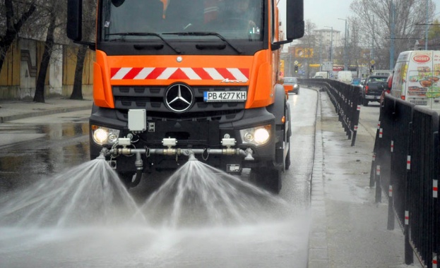 Със затоплянето на времето от днес Столична община започва миенето