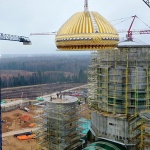 Поставиха първия купол на Главния храм на руските ВС - на височината на 20-етажен блок 