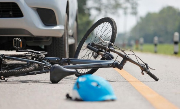 Велосипедист пострада, след като бе блъснат последователно от камион и кола 