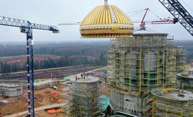 Поставиха първия купол на Главния храм на руските ВС - на височината на 20-етажен блок 
