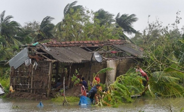 Поне 15 са жертвите на циклона "Булбул", връхлетял Индия и Бангладеш (Снимки)