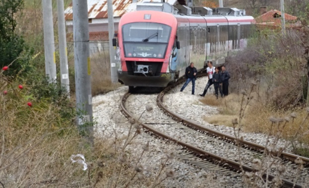 Пътнически влак блъсна мъж край Благоевград