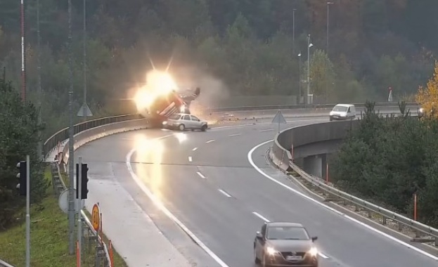 Ужасяваща катастрофа край Любляна: Камион е избутан от мост  (Видео)