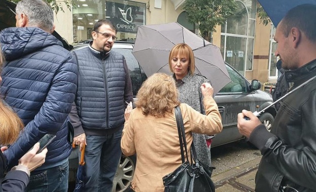 Мая Манолова отиде при протеста, който обстрелва с яйца ВСС 