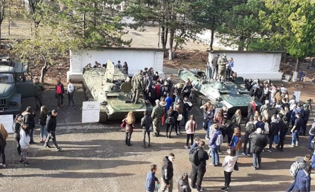 Военните формирования от Сухопътните войски отварят врати по повод своя боен празник