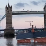 Каква е тази къща насред Темза?