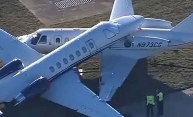 Самолет се приземи върху друг на международно летище в Тексас