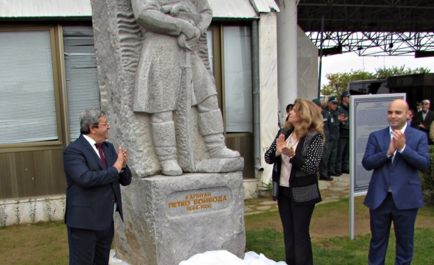 Вицепрезидентът Йотова откри паметник на Капитан Петко войвода на българо-гръцката граница