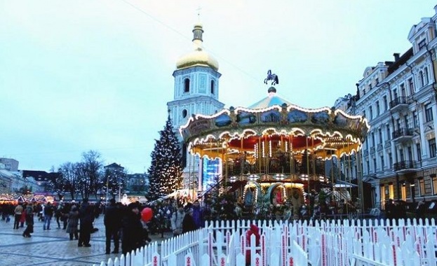 Киев има 35 км коледен пазар със сини дядо мразовци