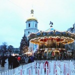 Киев има 35 км коледен пазар със сини дядо мразовци