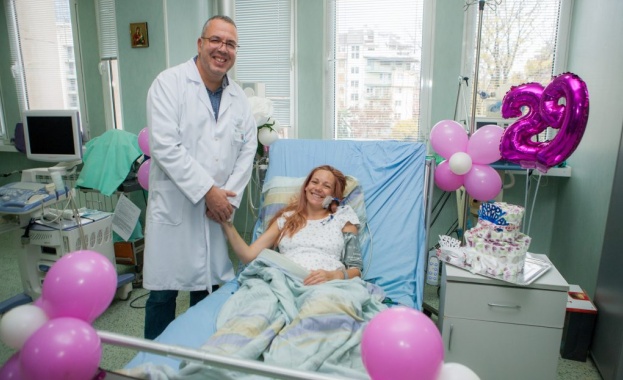 Лекари от „Майчин дом“ спасиха родилка и близнаците й
