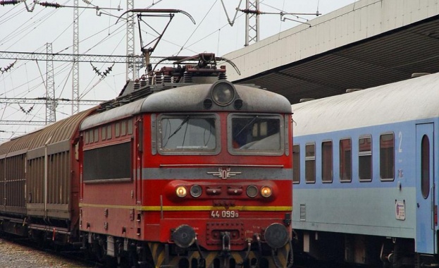 От 08.05 ч. е възстановено движението на влаковете през гара Нова Загора