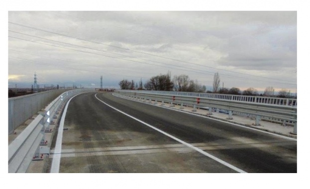 Движението при км 340 на АМ "Хемус" в посока Варна се осъществява с повишено внимание