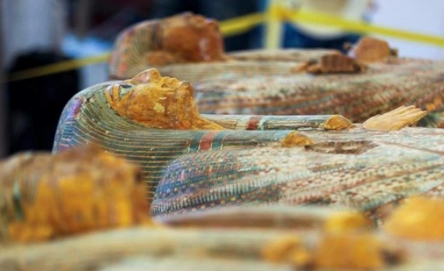 Археолози откриха дървени ковчези на 3500 години в Египет 
