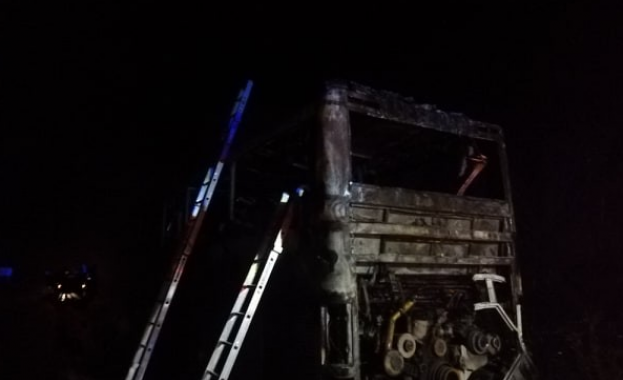 Автобус с 51 пътници се запали край Бургас