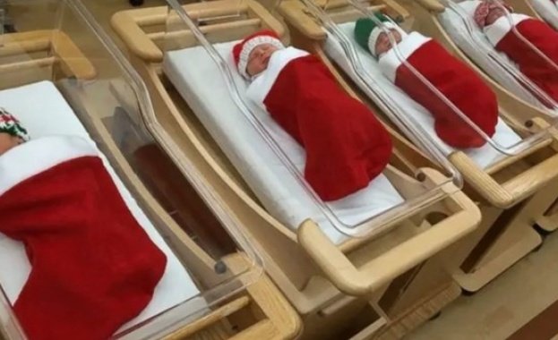  Болница изписва новородените в коледни чорапчета