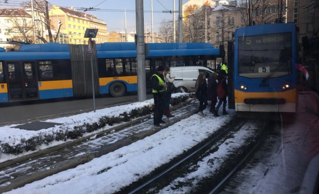 Кола се заби в трамвай на кръговото кръстовище при Руски паметник