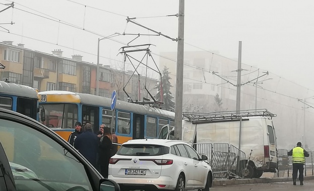 Бус удари трамвай на „Ботевградско шосе” 