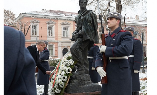 Президентът Румен Радев почете паметта на Никола Вапцаров
