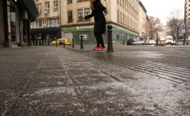 Около 50 души пострадали по заледените тротоари в София са