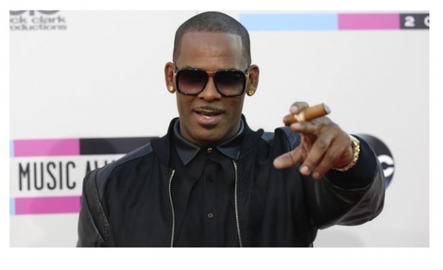 Ар Кели подкупил служител, за да се венчае незаконно за Алая