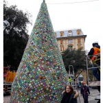 В Генуа се появи 12-метрова елха, изплетена на една кука