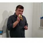 Мъж изяде банана, който се предлагаше за $150 хил. (Видео)