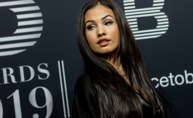 Една различна коледна песен (Видео)