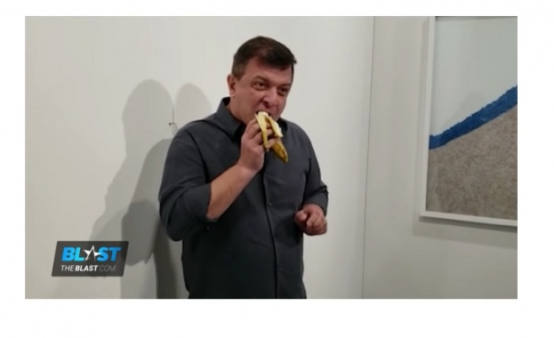 Мъж изяде банана, който се предлагаше за $150 хил. (Видео)