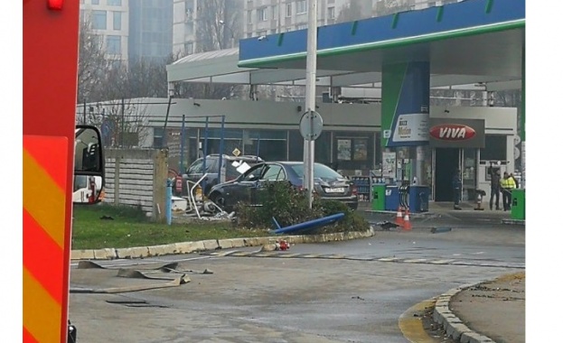 Катастрофа до бензиностанция в София, има изтичане на газ