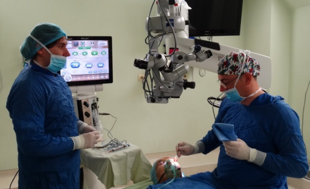 Благотворителна операция от очни лекари за 80-годишна жена
