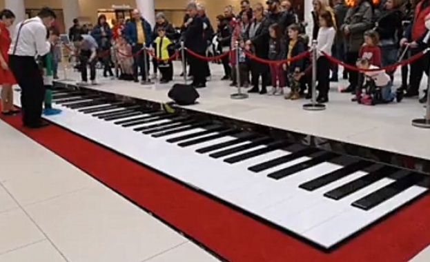 Пиано с гигантски размери радва жители и гости на Пловдив 