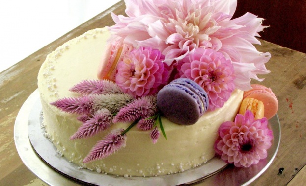 Родени на 27 юни 