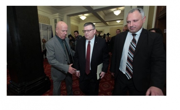 Радев освободи Цацаров от поста главен прокурор