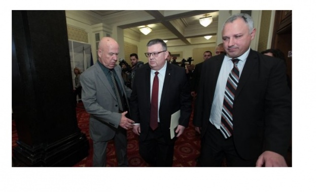 Радев освободи Цацаров от поста главен прокурор Радев освободи Цацаров от поста главен прокурор