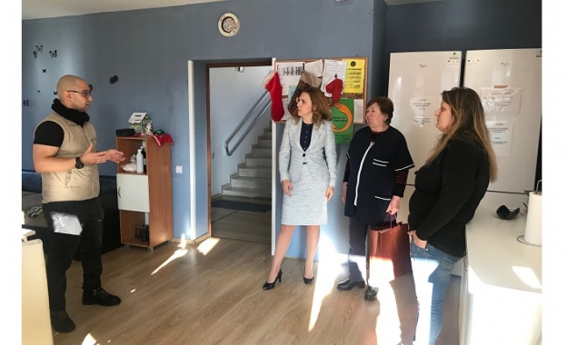 Вицепремиерът Николова посети центрове за деца с увреждания и домове за възрастни хора в София