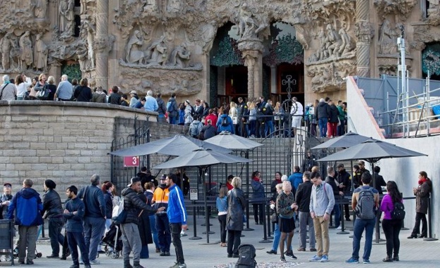 Пожар край катедралата „Саграда Фамилия“ в Барселона, има пострадали 