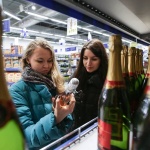 Шампанското, хайверът и сладките остават популярни сред руснаците преди Нова година