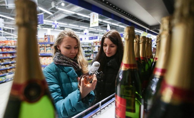 Шампанското, хайверът и сладките остават популярни сред руснаците преди Нова година