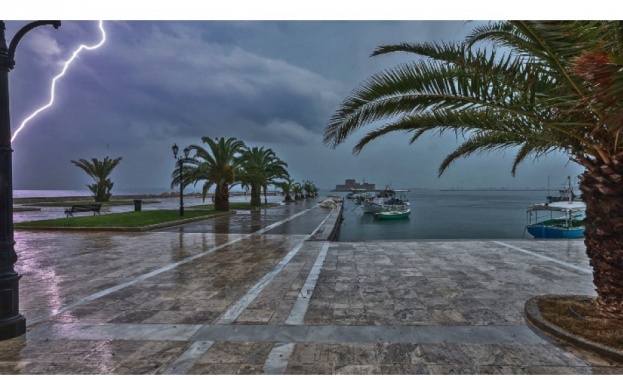 Поредна вълна от лошо време в Гърция засегна движението на