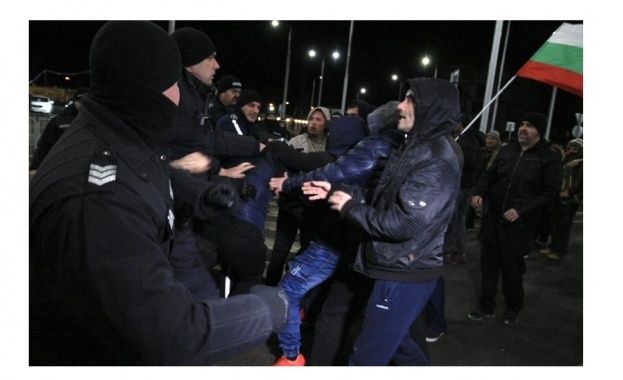 Перничани в сблъсък с полицията: Опитаха да блокират АМ „Струма“, искат оставки