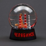 В Челябинск започнаха да продават новогодишни стъклени топки с черен сняг