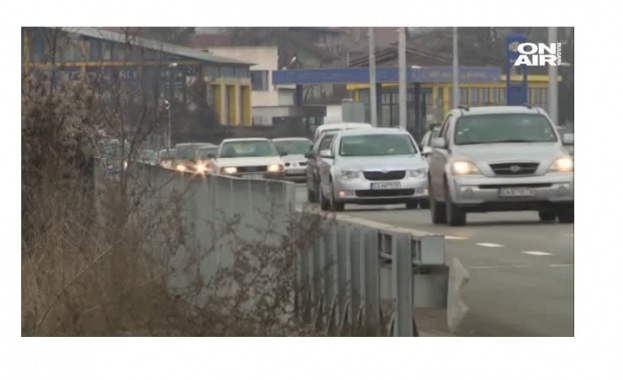 Километрични опашки изнервени шофьори и хора които закъсняват за работа