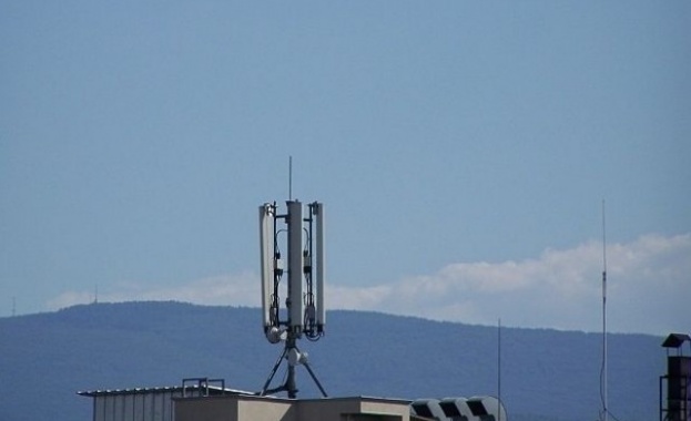 Антена на мобилен оператор падна в двора на къща в Царево