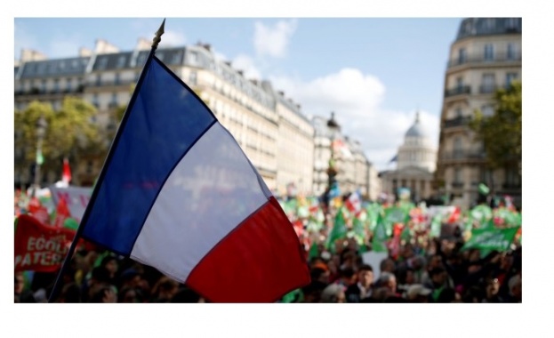 Властите във Франция забраниха днес продажбата и използването на фойерверки