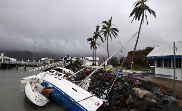 Един загинал и над 2500 евакуирани на о. Фиджи заради циклона Сарай