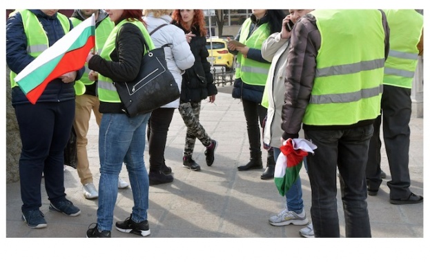 Перничани протестират с жълти жилетки заради водната криза