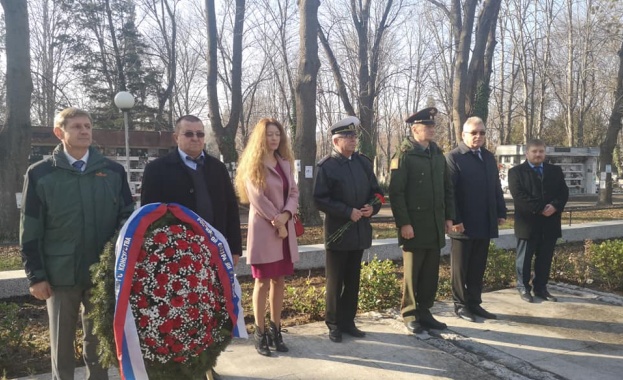 Вземане на шепа пръст от братската могила на загиналите съветски войници във Варна