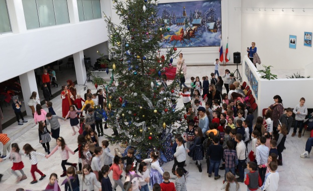 В РКИЦ се проведе благотворително новогодишно тържество за деца от сиропиталища